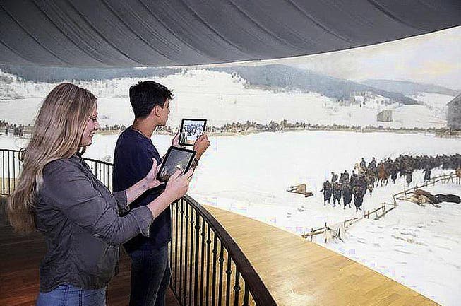 Museumsbesuch mit Tablet und App. (Bild: Bourbaki Panorama Luzern/Natalie Boo)