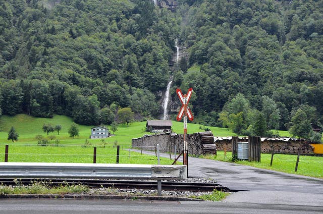 Die Unfallstelle beim unbewachten Bahnübergang Allmend auf Höhe des Fallsbach in Wolfenschiessen. (Bild: Markus von Rotz / Neue NZ)
