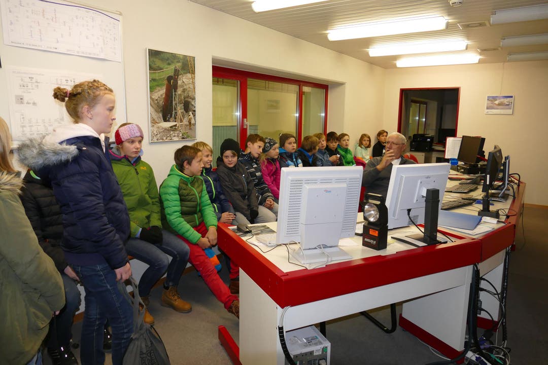 Zukunftstag im Elektrizitätswerk Obwalden (EWO): Die Kinder schauen den Mitarbeitern im Kraftwerk Uneraa über die Schulter. (Bild: Brigitta Berchtold)