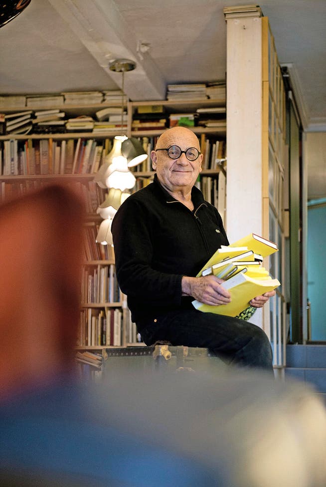 Tino Steinemann (70) mit einem von über 200 Reiseskizzenbüchern in seinem Zuhause in Neuenkirch. (Bild Dominik Wunderli)