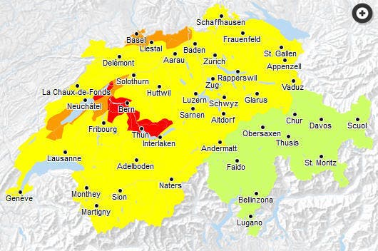 Die Gefahrenkarte von Meteo Schweiz am Montagnachmittag. Gelb: mässige Gefahr. Orange: erhebliche Gefahr. Rot: grosse Gefahr (Bild: Meteo Schweiz)