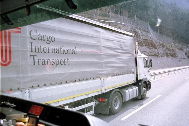 Nach einer ersten Kontrolle stellten die Beamten nur fest, dass der Anhänger des Lastwagens zu hoch war. (Symbolbild Neue LZ)