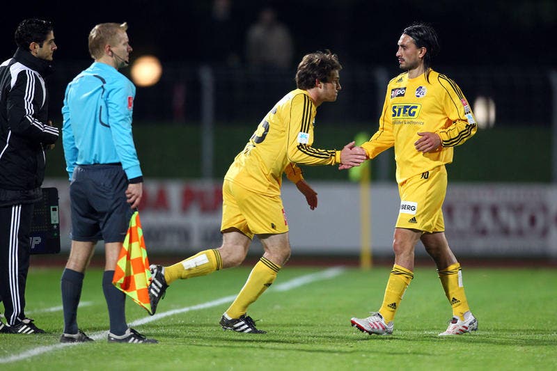 6.5.2010 im Spiel gegen die AC Bellinzona: Hakan Yakin wird durch Nico Siegrist (links) ersetzt. (Bild: Philipp Schmidli/Neue LZ)