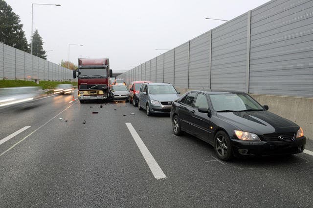 Die Unfallfahrzeuge blockierten die A2 bei Emmen Richtung Süden. (Bild: Luzerner Polizei)