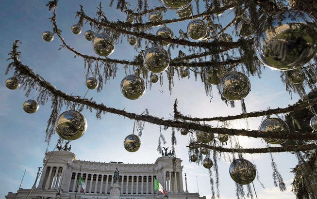 Die Römer haben ihrem Weihnachtsbaum den Schmähnamen «gerupftes Huhn» verpasst. (Bild: Massimo Percossi/EPA (19. Dezember 2017))