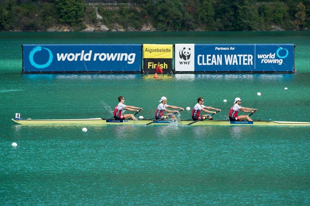 Die Schweizer Lucas Tramer, Simon Schürch, Simon Niepmann und Mario Gyrauf ihrer Fahrt zur Goldmedaille. (Bild: Keystone)