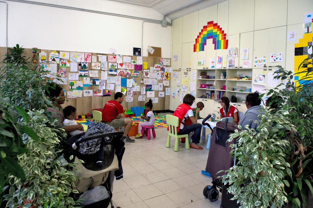 Empfangszentrum Bahnhof Mailand betrieben von Progette Arca: Es wurden Spielecken für Kinder eingerichtet und von der Hilfsorganisation Save the Children betreut. (Bild: Nadia Schärli (Neue LZ))
