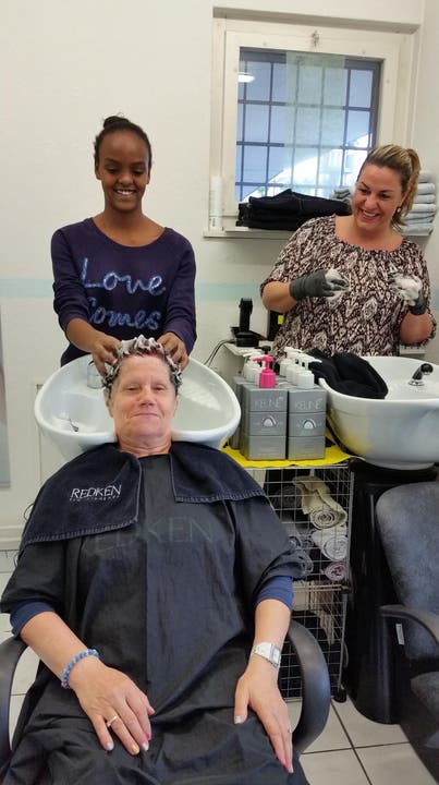 Daniel Betiel shamponiert einer Kundin die Haare. Daneben ist die Geschäftsinhaberin Manuela Cipolla zu sehen. (Bild: Marianne Schmid)