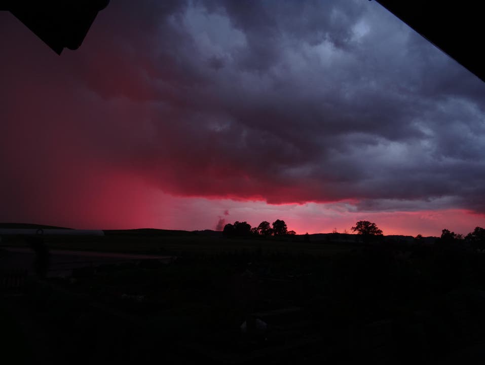 Sonnenuntergang am 17.8.16.Links im Bild die Regenfront. (Bild: Leserbild Walter Bühler)