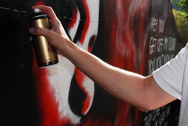 Ein Jugendlicher beim Sprayen (in diesem Fall legal.) Themenbild. (Bild: Corinne Ganzmann / Neue NZ)