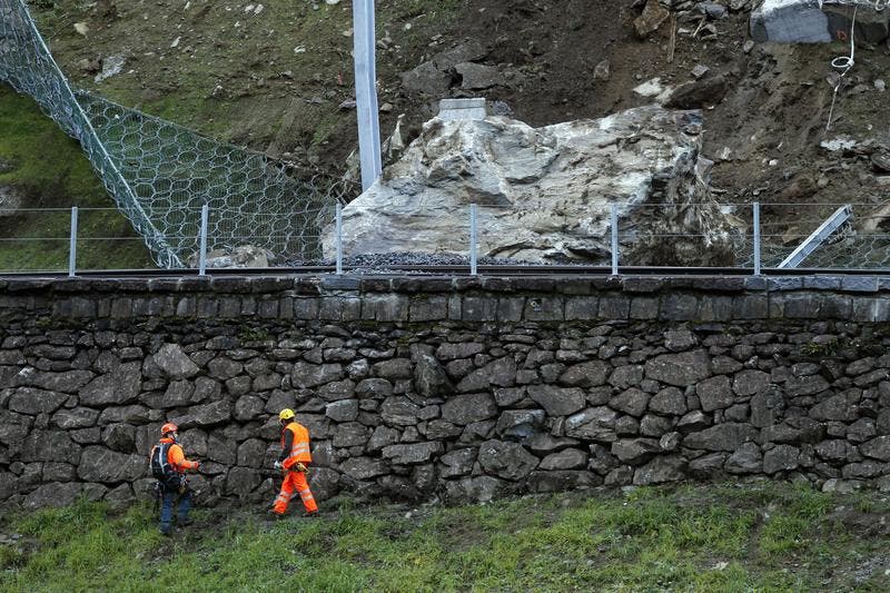 Spezialisten untersuchen das Felssturzgebiet am 15. Novemer. (Bild: Keystone)