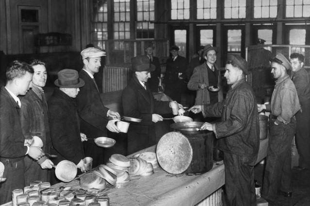 Hungrige Arbeitslose stehen während der Weltwirtschaftskrise in den 1930er-Jahren in New York in der Schlange und warten auf eine warme Mahlzeit. (Bild: Keystone)