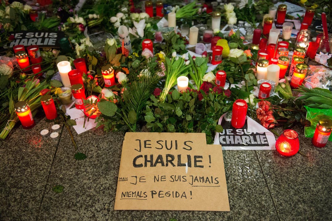 Kerzen und Spruchbänder in Berlin: Je suis Charlie, aber niemals Pegida. (Bild: Keystone)