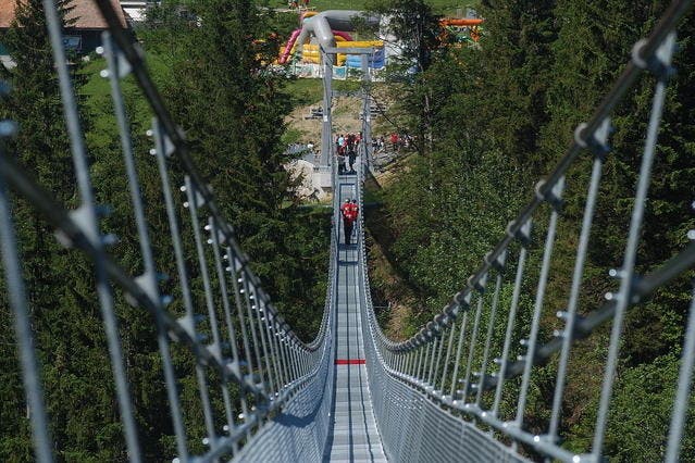 Bei den Betreibern der beliebten Hängebrücke auf dem Mostelberg wird die personelle Situation allmählich zur Hängepartie. (Bild: Bert Schnüriger/Neue SZ)