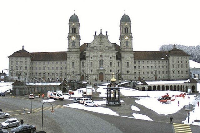 Grosseinsatz der Rettungskräfte vor dem Kloster Einsiedeln. (Bild: Webcam Kloster Einsiedeln)