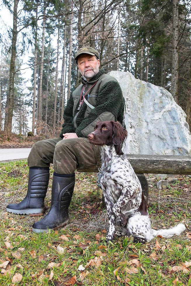 Der Stanser Jäger Kurt Würsch mit seiner Münsterländerhündin Bora. (Bild: PD)