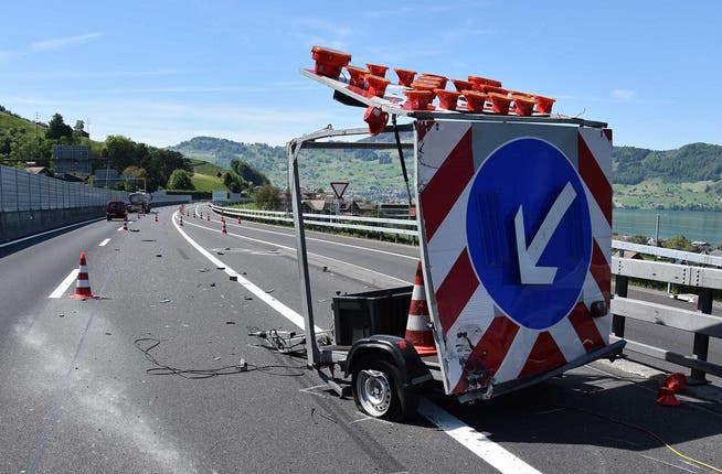 Der Lastwagen prallte in diesen Anhänger. (Bild: Kantonspolizei Nidwalden (Beckenried, 16. Mai 2017))
