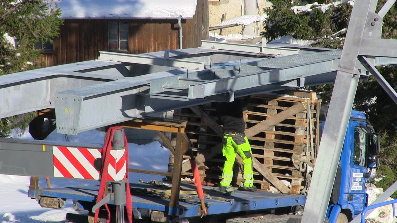 Die Brückenelemente werden von der Materialseilbahn mit einem Lastwagen ans Ziel gebracht. (07.11.2014) (Bild: René Meier)