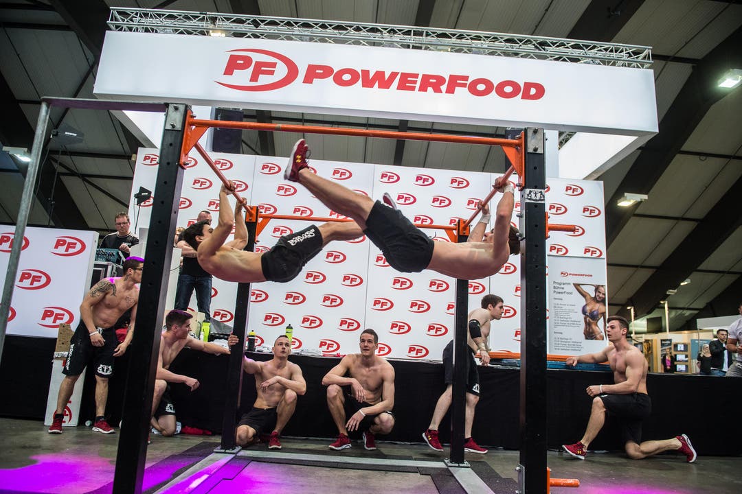 Akrobatische Performance am Stand von Powerfood. (Bild: Dominik Wunderli (LZ))