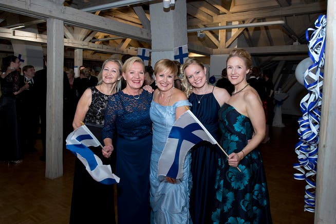In Feierlaune: Leena Seemann, Lea Teperi, Riikka Horvat-Laine, Hanna-Leena Osterwalder und Katja Ramsay (von links). (Bild: Maria Schmid (Cham, 6. Dezember 2017))
