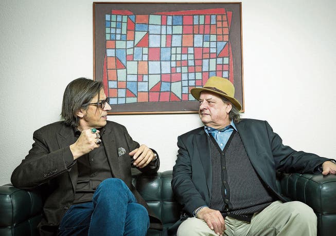 Mundart-Poet Pedro Lenz spricht mit Stiller-Has-Frontmann Endo Anaconda (r.) über dessen neues Album. (Bild: Chris Iseli (17. Februar 2017))