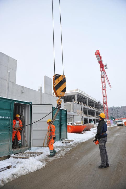 Bau an der Filiale im Dezember 2010. (Bild: Corinne Glanzmann / Neue LZ)