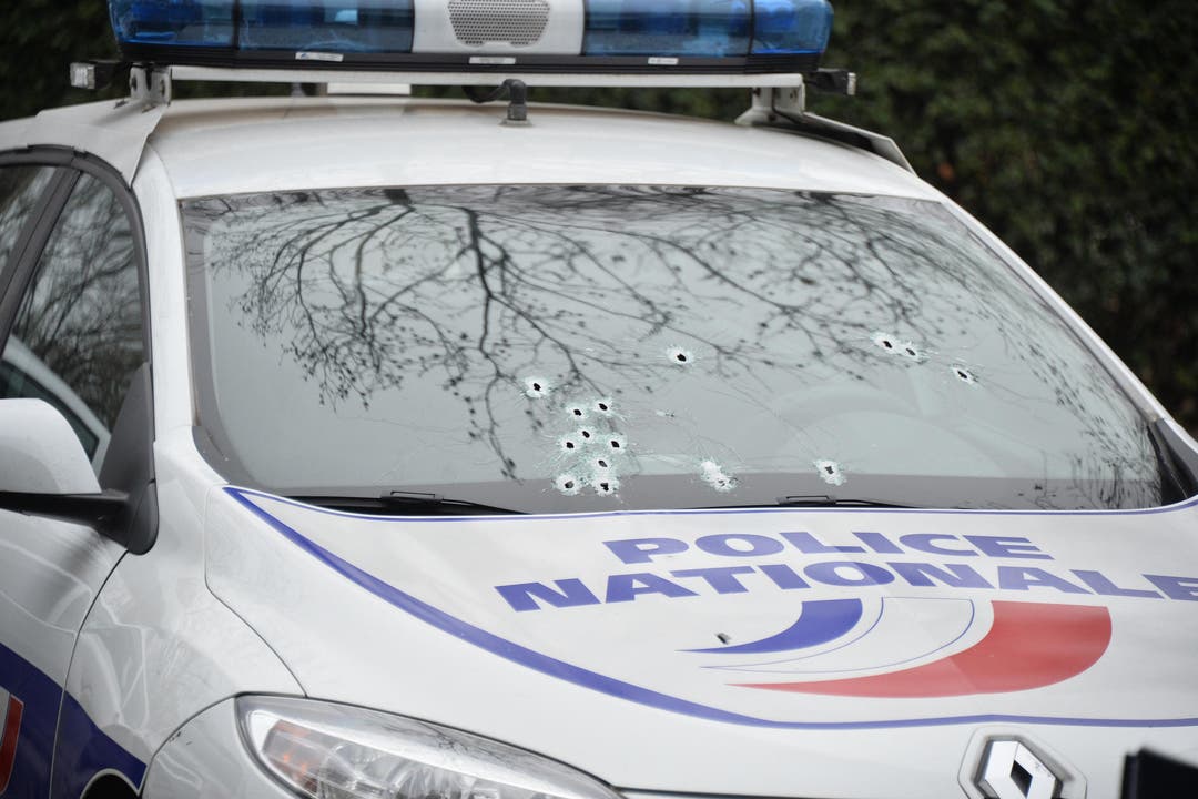 Einschusslöcher in der Frontscheibe eines Polizeiautos. (Bild: Anthony Bibard/Panoramic)