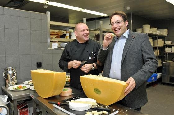 Küchenchef Mike Zarges (links) und Hoteldirektor Ralph Treuthardt probieren in der Küche den einheimischen Alpkäse fürs Käsebuffet. (Bild: Robert Hess / Neue OZ)