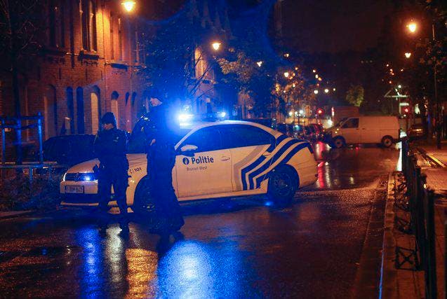 Polizisten durchsuchten Wohnungen in Brüssel. (Bild: EPA/Olivier Hoslet)
