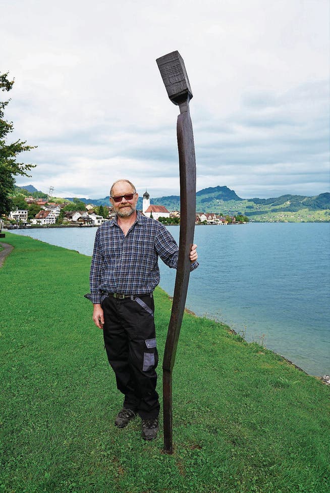 Der Beckenrieder Eisenplastiker Hans-Ueli Baumgartner ist von der Gemeinde zu einer Ausstellung am See eingeladen worden. (Bild: Romano Cuonz (Beckenried, 13. September 2017))