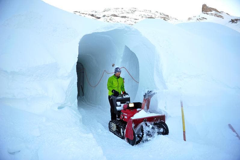 Martin Erny befreit die Gänge des Hotels vom Schnee. (Bild: Corinne Glanzmann / Neue OZ)