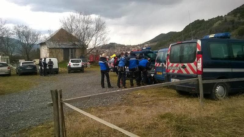 Die Einsatzkräfte versammeln sich nahe der Absturzstelle in Seyne-Les-Alpes. (Bild: Keystone)