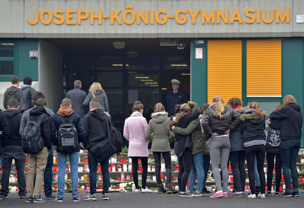 Schüler trauern im Joseph-König-Gymnasium in Haltern um ihre Kollegen. (Bild: Keystone)