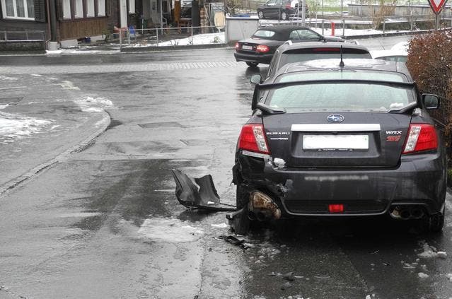 Ein Unbekannter fuhr am Samstagvormittag in ein parkiertes Auto in Küssnacht. (Bild: pd)