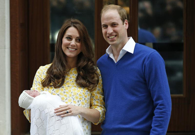 Herzogin Kate und Prinz William posieren mit dem Neugeborenen für die Fotografen vor dem Lindo Wing des St. Mary's Hospital in London. (Bild: Keystone)