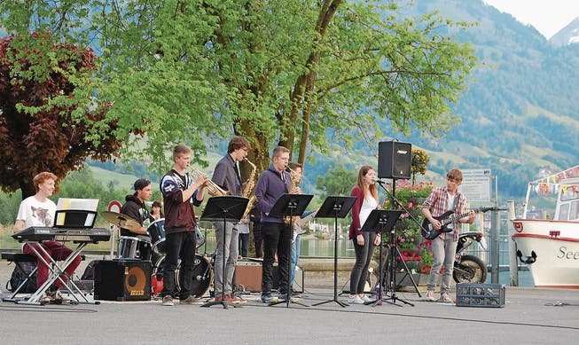 Die Band Metro Monkeys bei ihrem Auftritt an «Musik am Sarnersee» 2016. Am Keyboard Joel Michel, am Sax links in der Mitte Felix Wannemacher und an der Gitarre Ivan Flury. (Bild: PD)