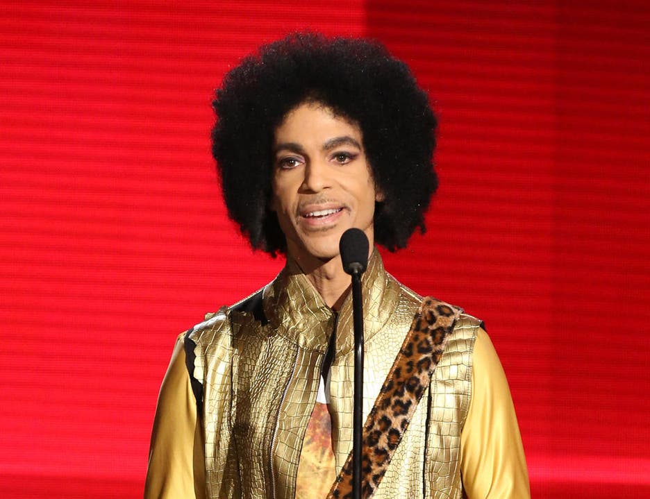 Hier präsentiert Prince im November 2015 den Award für das beste Musikalbum «Soul/R&B» bei den American Music Awards in Los Angeles. (Bild: Keystone)