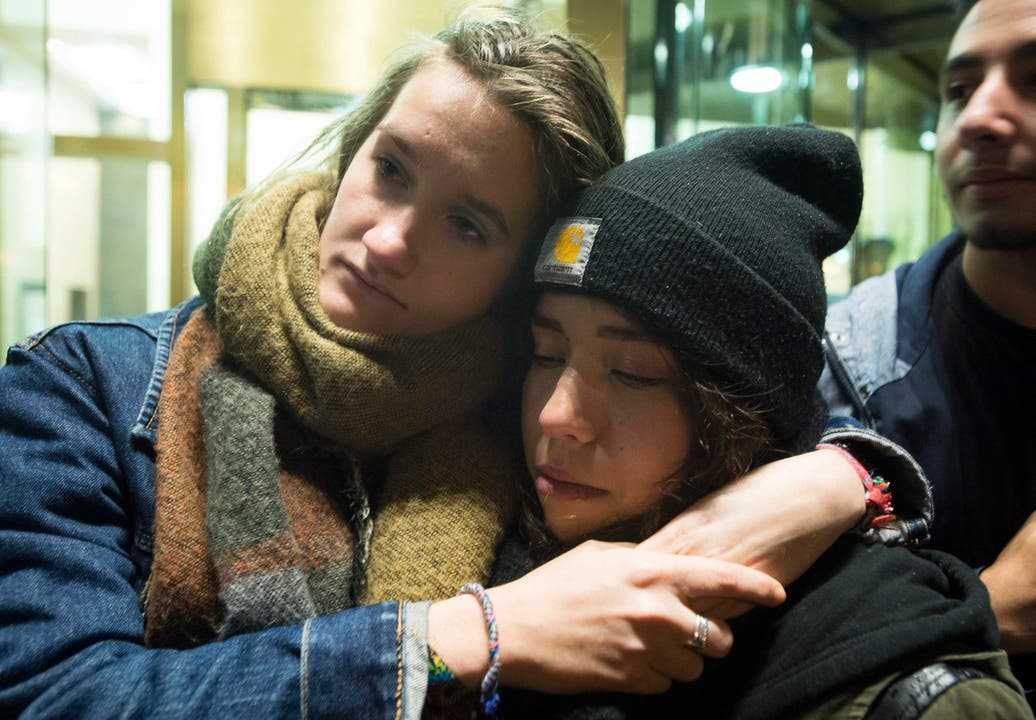 Trauernde Frauen vor der französischen Botschaft in Montreal. (Bild: AP/Graham Hughes)