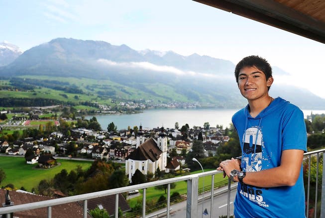 Austauschschüler Diego Caroca geniesst in seinem neuen Zuhause einen schönen Blick über das Dorf Sarnen. (Bild Corinne Glanzmann)