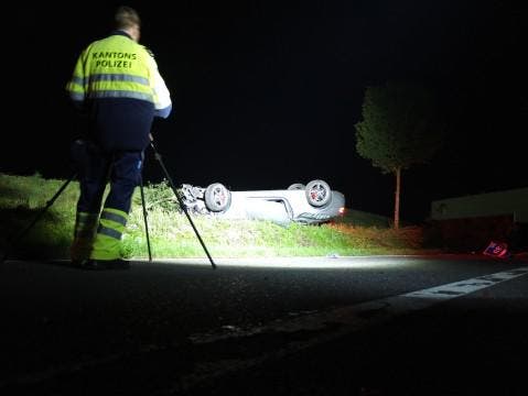 Der Fahrer des Aston Martin kam in der Nacht auf Sonntag ums Leben. (Bild: Kapo Aargau)