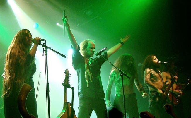 Mystisch, hart und sinnlich - so kennen die Fans ihre Lieblingsband Eluveitie. Hier bei einem Konzert im Jahr 2007 in Paris. (Bild: wikimedia.org / Vassil)