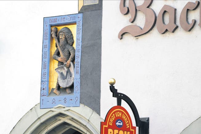 Das Haus «Zum wilden Mann» in der Zuger Altstadt ist nach dem Relief über dem Eingang benannt. (Bild: Stefan Kaiser / Neue ZZ)