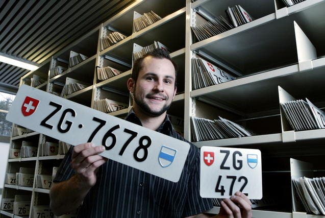Michael Heimgartner zeigt die Nummern, die bald versteigert werden. (Bild: Werner Schelbert/Neue ZZ)