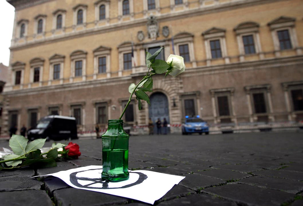 Eine weisse Rose auf einem als Friedenszeichen symbolisierten Eiffelturm vor der französischen Botschaft in Rom. (Bild: AP/Gregorio Borgia)