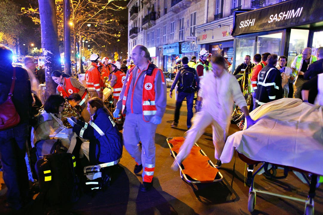 Überlebende des Terroranschlags im Bataclan werden von den Sanitätern betreut. (Bild: Thibault Camus)