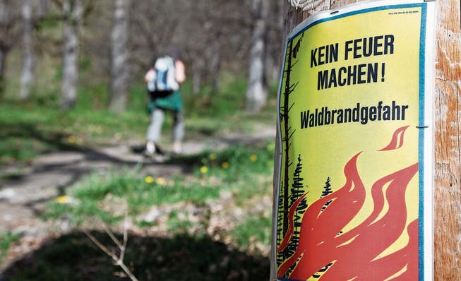 Ein Plakat warnt vor grosser Waldbrandgefahr. (Bild: Arno Balzarini/Keystone (10. April 2011))