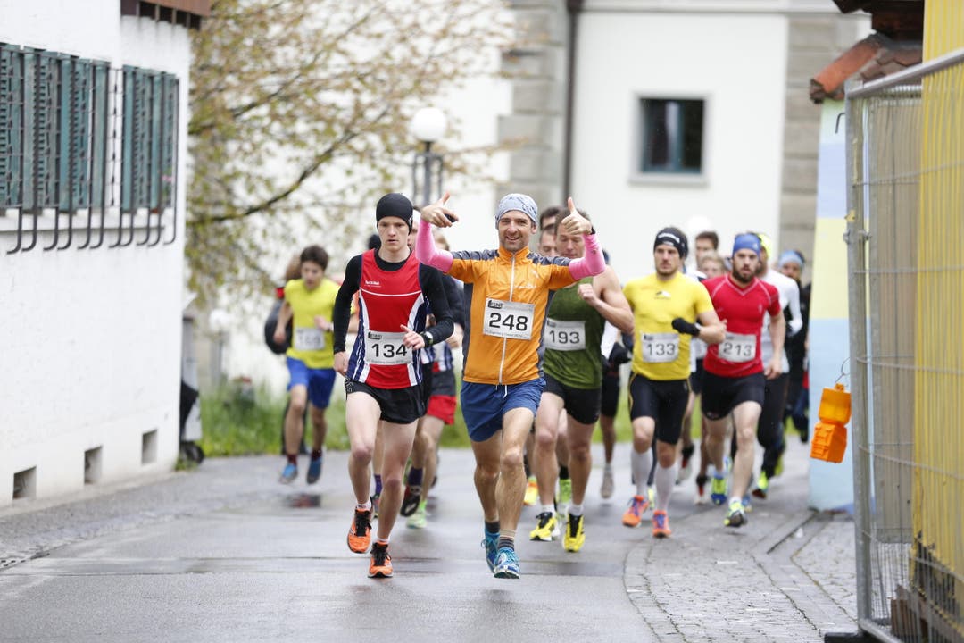 Die Läufer in Aktion. (Bild: Patrick Hürlimann (Neue Zuger Zeitung))