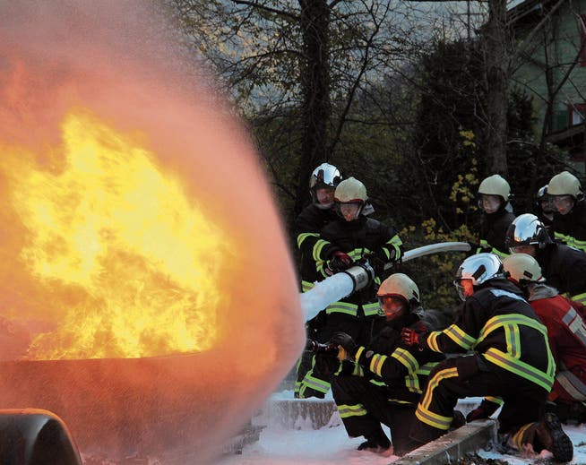 Die angehenden Feuerwehrleute konnten am Einführungstag einen Brand bekämpfen. (Bild: Paul Gwerder (Erstfeld, 4. November 2017))