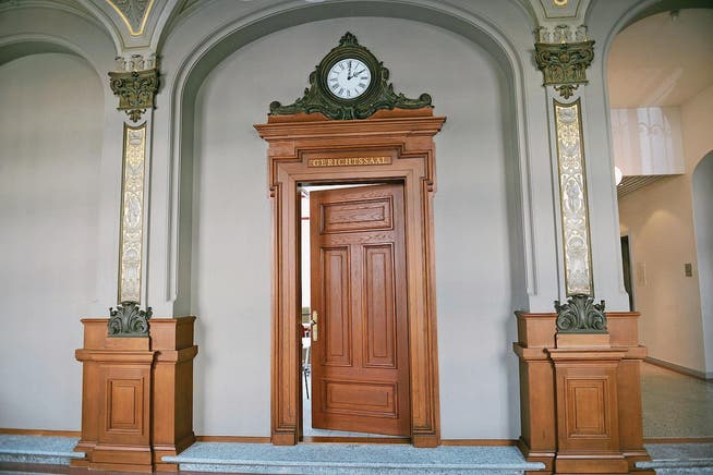 Eingang zum Gerichtssaal in (Bild: Corinne Glanzmann)