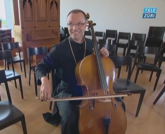 Abt Urban Federer am Cello. (Bild: Screenshot TeleZüri)